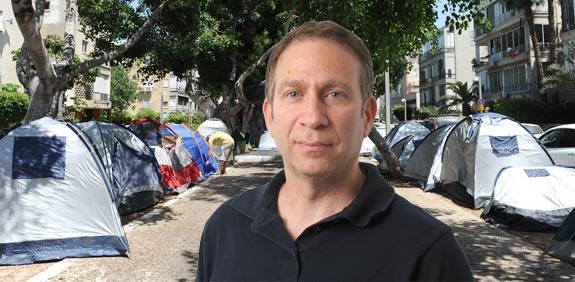 עוז אלמוג / צלם: איל יצהר, תמר מצפי